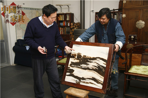 7張德祥先生向本刊執(zhí)行總編高郡強先生講解家具