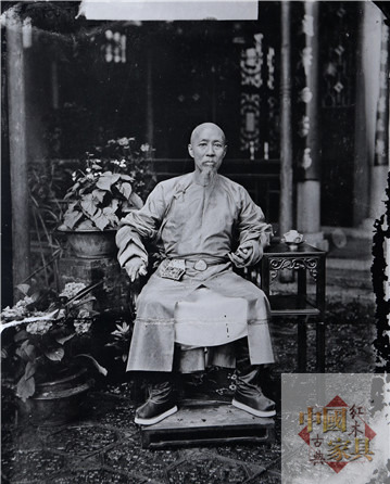 6兩廣總督瑞麟坐在廣式家具上的舊照，照片中的陳設(shè)表現(xiàn)出典型的廣東風(fēng)格