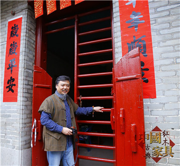 作者于廣東中山安堂考察廣東民居文化