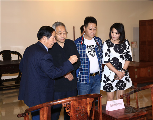 IMG_0836遵化市龍源工藝工貿(mào)有限責(zé)任公司董事長王澤林（左一）向中華木工委主任趙夫瀛先生（左二）介紹改良版&ldquo;黃花梨皇宮椅&rdquo;_副本