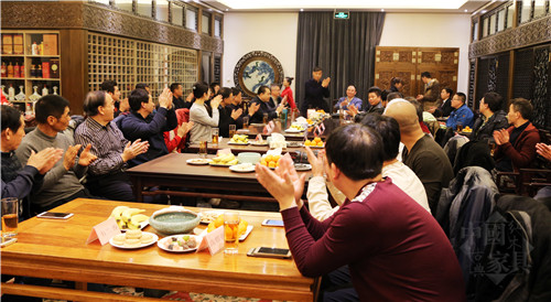 02與會(huì)者慶祝《中國宮廷家具》大型專著編撰工作啟動(dòng)_副本