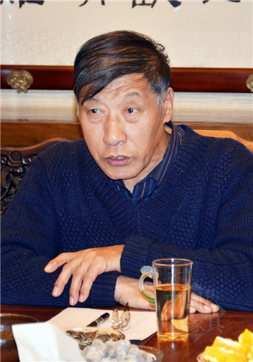 03-1《中國宮廷家具》編委會主任、北京故宮博物院研究員胡德生主持會議_副本