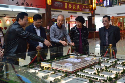 02區(qū)委領(lǐng)導(dǎo)一行參觀新會(huì)古典家具城