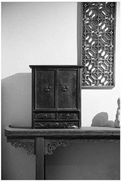 圖11_清代民間使用的矮型小柜，既可置于案上，也可放于炕榻之上（圖片來自網(wǎng)絡(luò)） (1)_副本