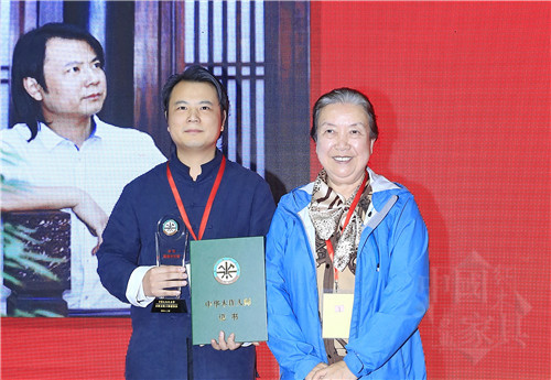 01中華兒童藝術促進會會長范崇嬿（右）為石華久（左）頒授&ldquo;中華木作大師&rdquo;榮譽