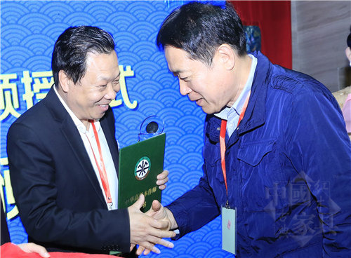 01中華木工委專家委員會(huì)主任張德祥（右）為曹兆庭（左）頒授&ldquo;中華高級(jí)木作師&rdquo;榮譽(yù)